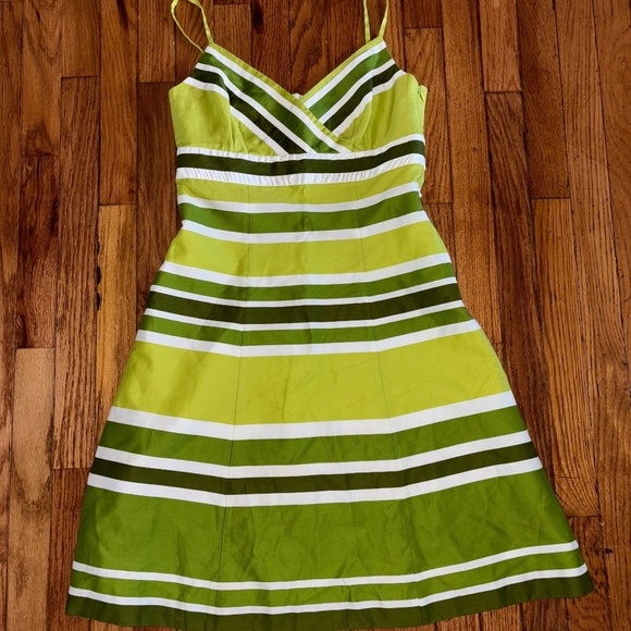 Ann Taylor Dresses & Skirts - Ann Taylor size 2 dress Excellent condition!